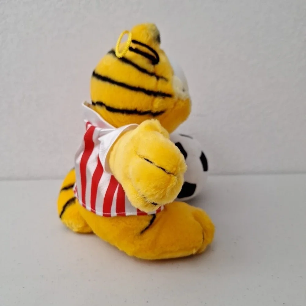 RARE Vintage 1994 PAWS D&G Enterprise Garfield Soccer #9 w/Ball Plush NWT - Picture 6 of 12